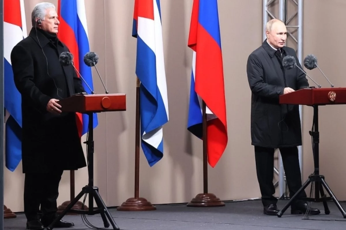 Глава Кубы Бермудес назвал честью находиться на одной трибуне с Путиным