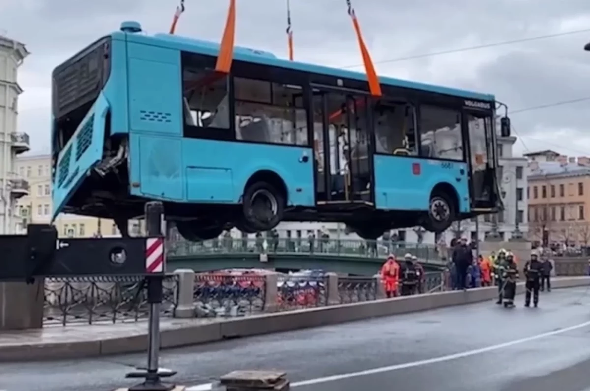 Очевидцы достали из утонувшего в Мойке в Петербурге автобуса троих человек