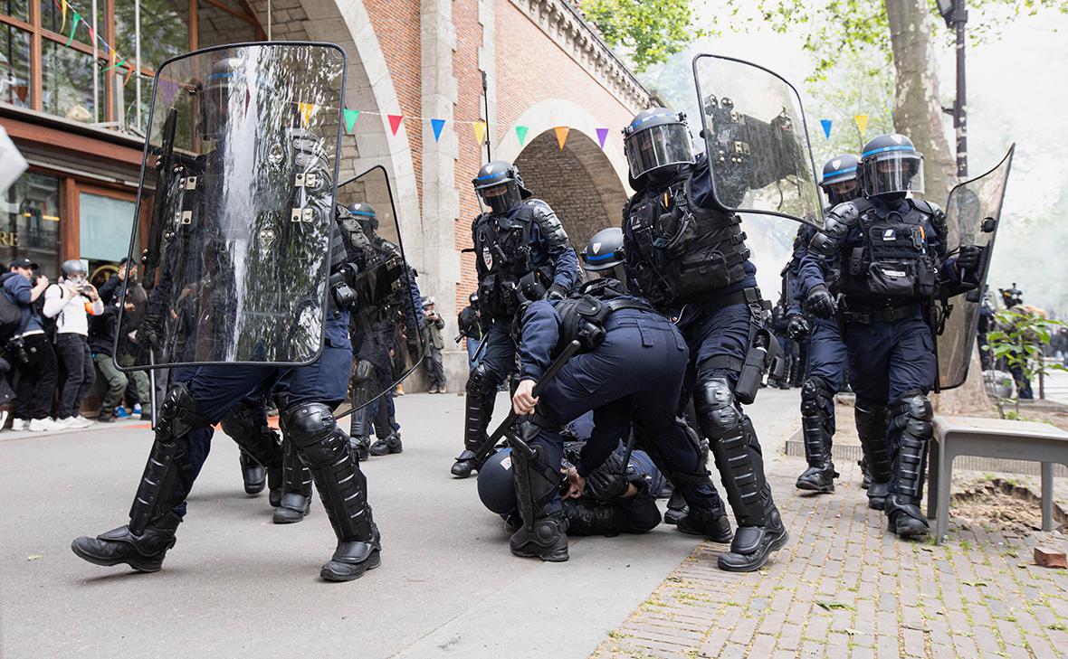 В Париже после столкновений на акциях госпитализировали 12 полицейских